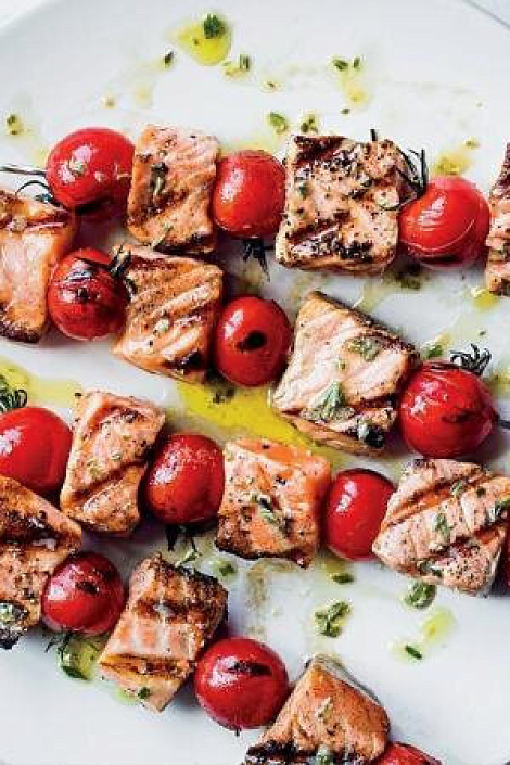 Шашлык из горбуши на решетке мангала с добавлением овощей